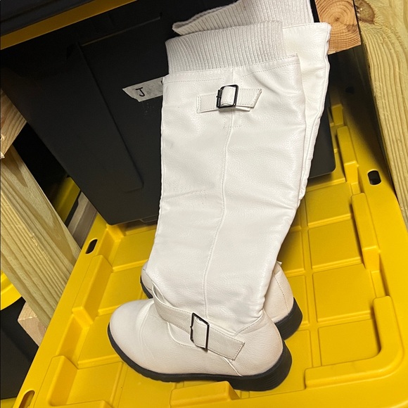 Stylish White Knee-High Boots - Picture 2 of 4